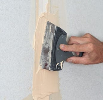 Varmveggsplater: Neste lag sparkelmasse fylles på Varmveggsplater: Neste lag sparkelmasse fylles på